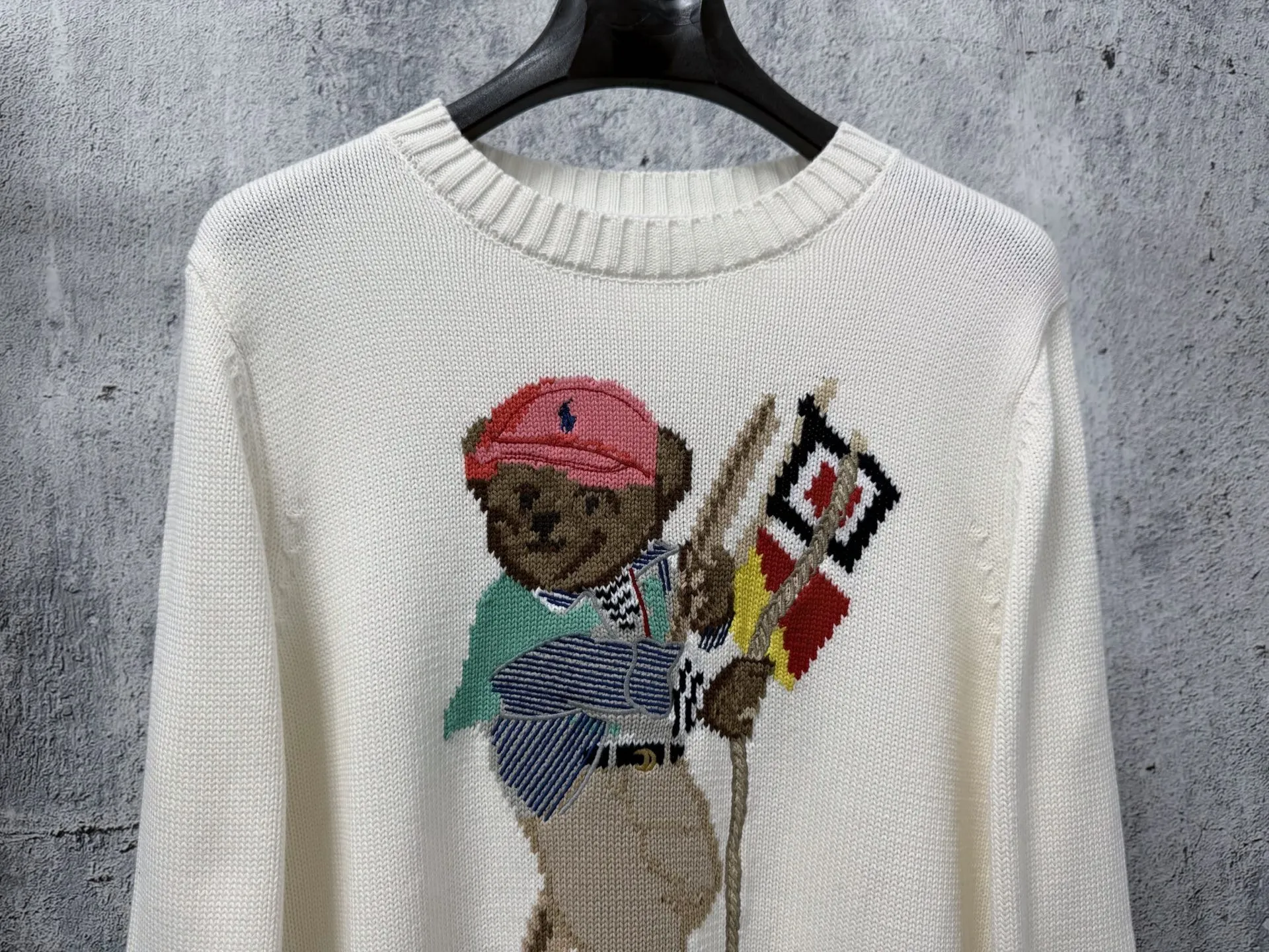 (Original women's model) Ral Lauren Spring 26 lo Bear loose cotton crew neck sweater Bear Series bear embroidery Brown wears a bear with three-dimensional bear embroidery, childlike and elegant. Round neck design + wide threaded hem and cuffs with exquisite details. There is an "RL" logo on the left hem. It can be easily matched with high-waisted pants or skirts for commuting, dating, and leisure. You can switch between college style or retro style at will. College style jacket bear sweater♥️Classic H loose version The texture of imported cotton yarn is incomparable, the three-dimensional bear embroidery process, the pure hand-made cross-stitch method LP letters, the childlike high-end Retro casual style, a must-have for quality control! Size：S-L